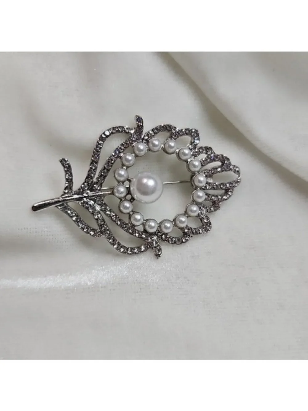 Women's Silver Rhinestone Pearl Feather Brooch Retro Style Pin Rhinestone NWOT